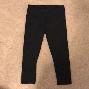 Fabletics NWT black cropped leggings Size 6